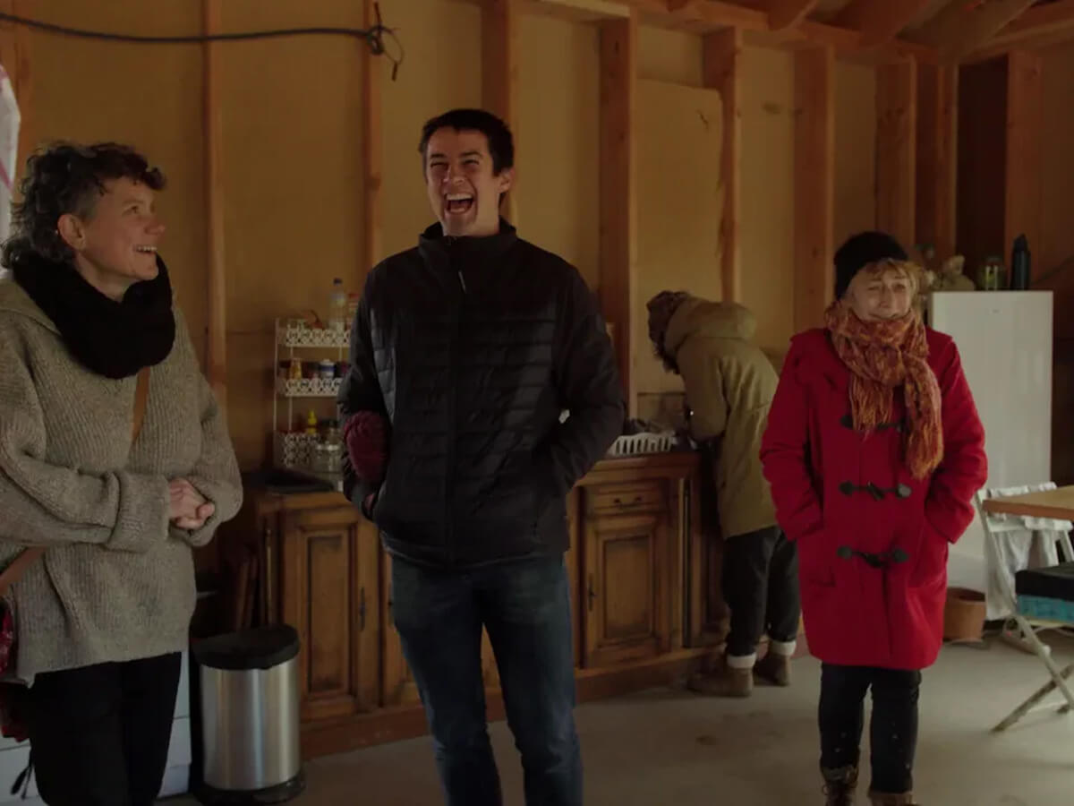 Futurs résidants du hameau léger dans leur bâtiment commun
