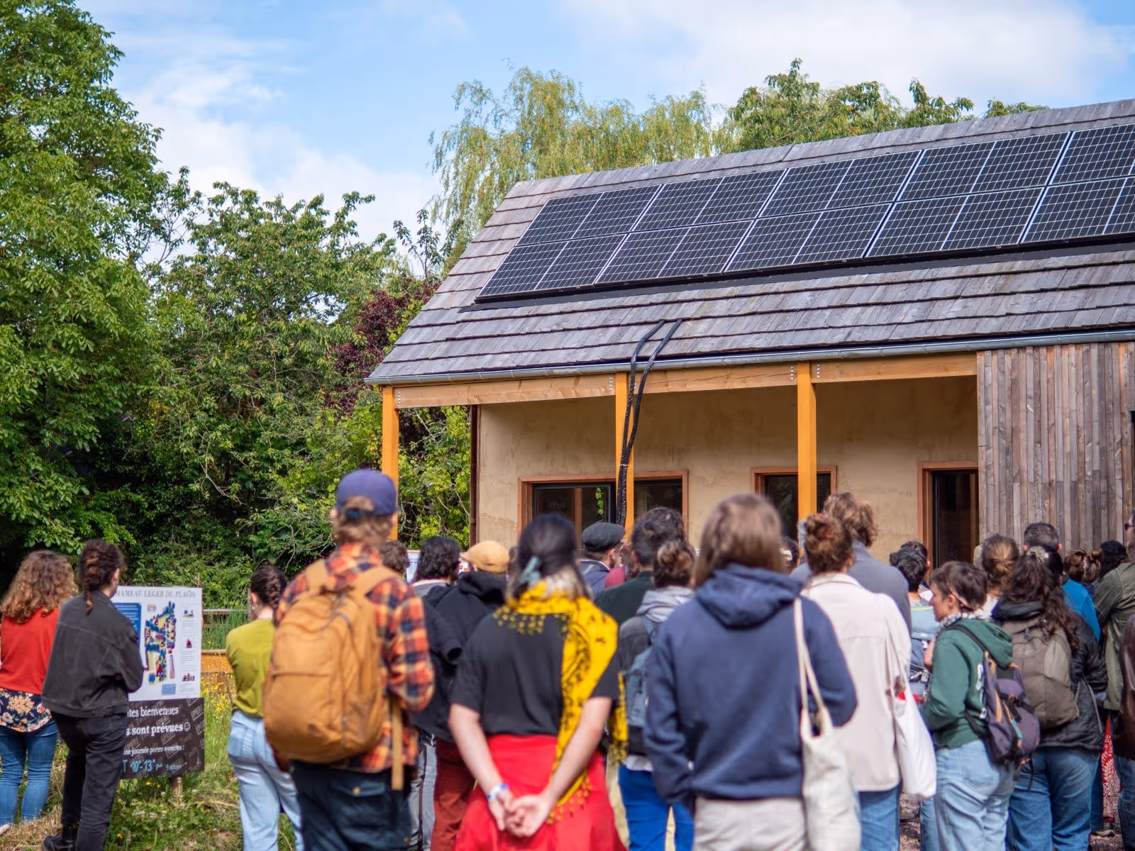 un groupe de personnes participant à une visite du hameau léger du placis