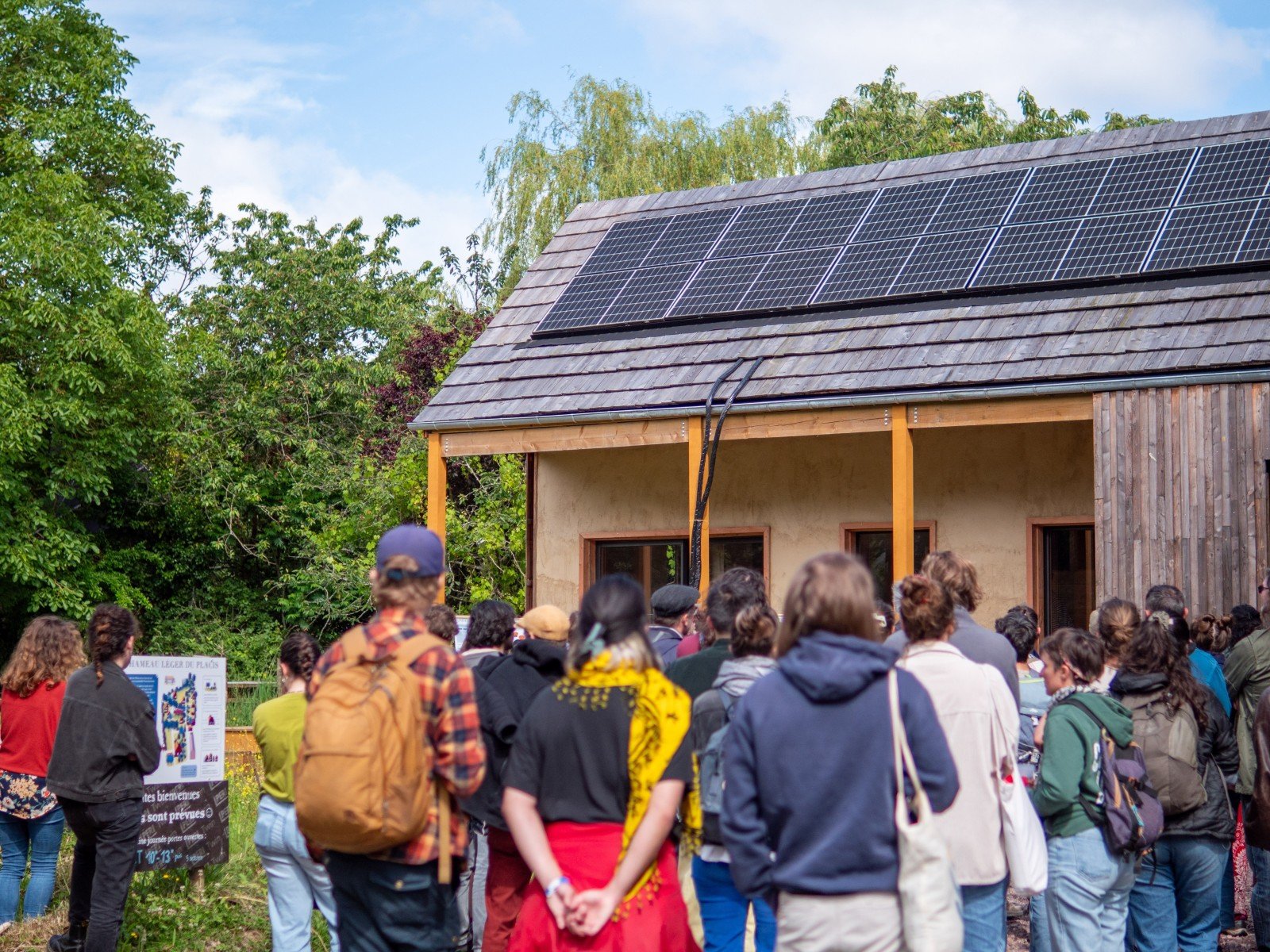 un groupe de personnes participant à une visite du hameau léger du placis