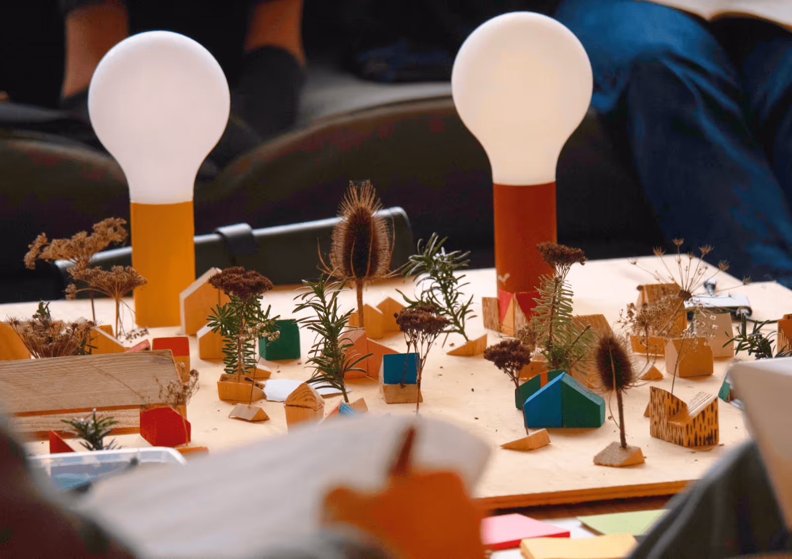 une maquette en bois de hameaux légers