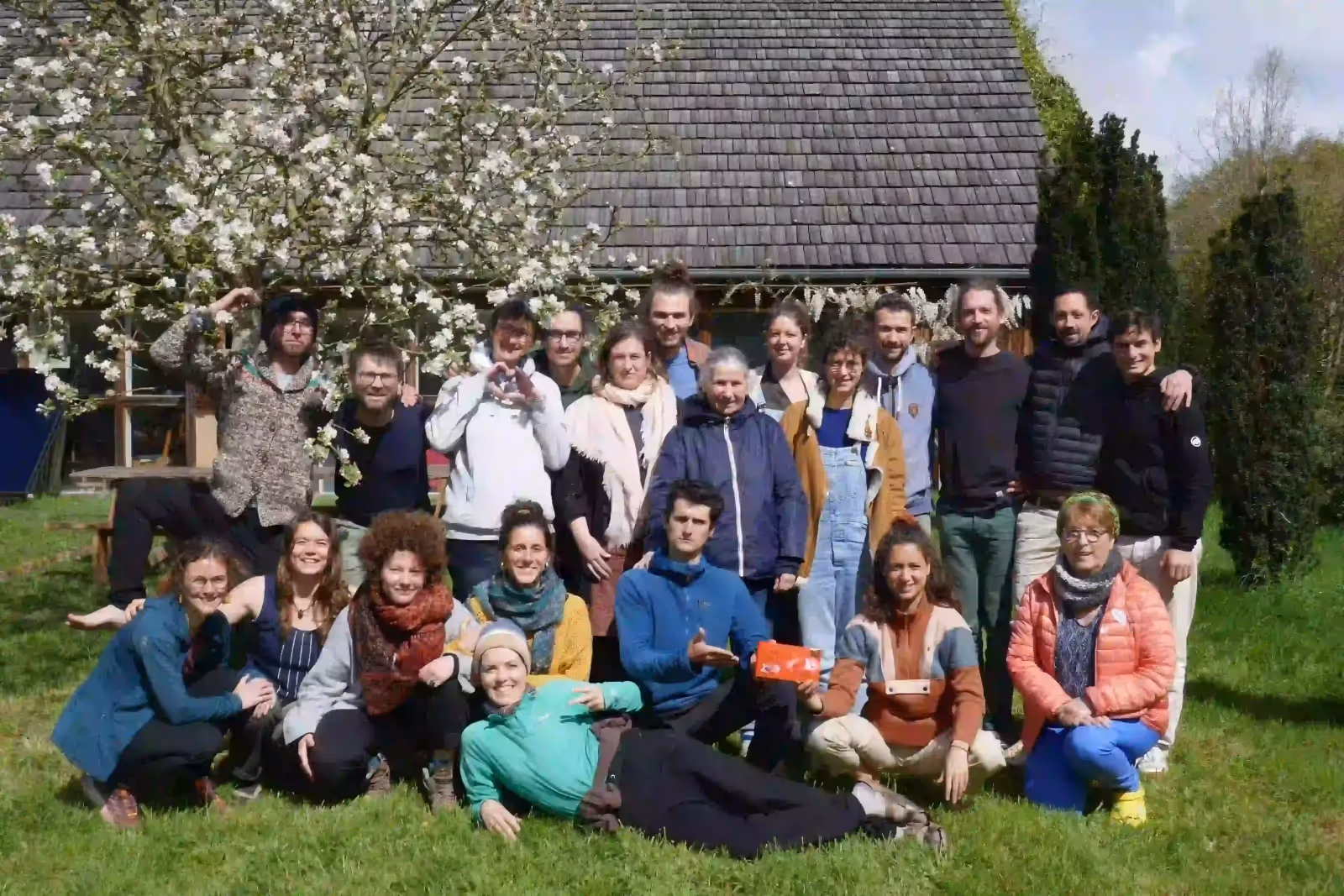 Participantes et participantes de l'espace de partage monter un hameau léger avril 2024