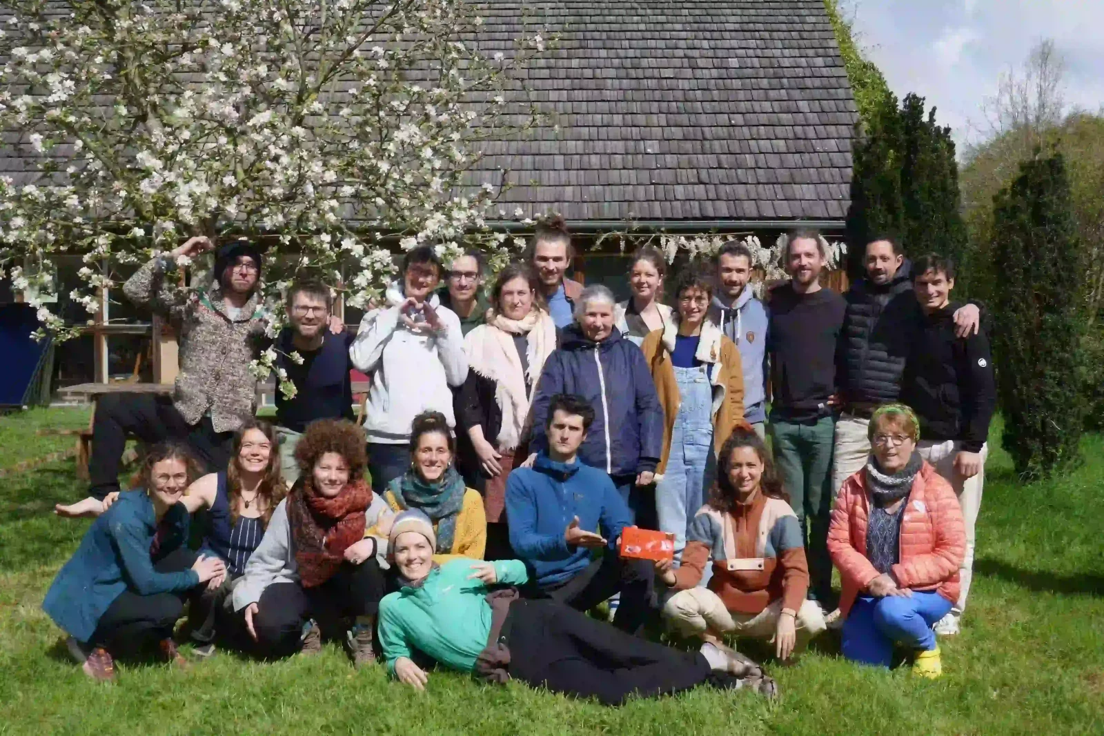 Participantes et participantes de l'espace de partage monter un hameau léger avril 2024
