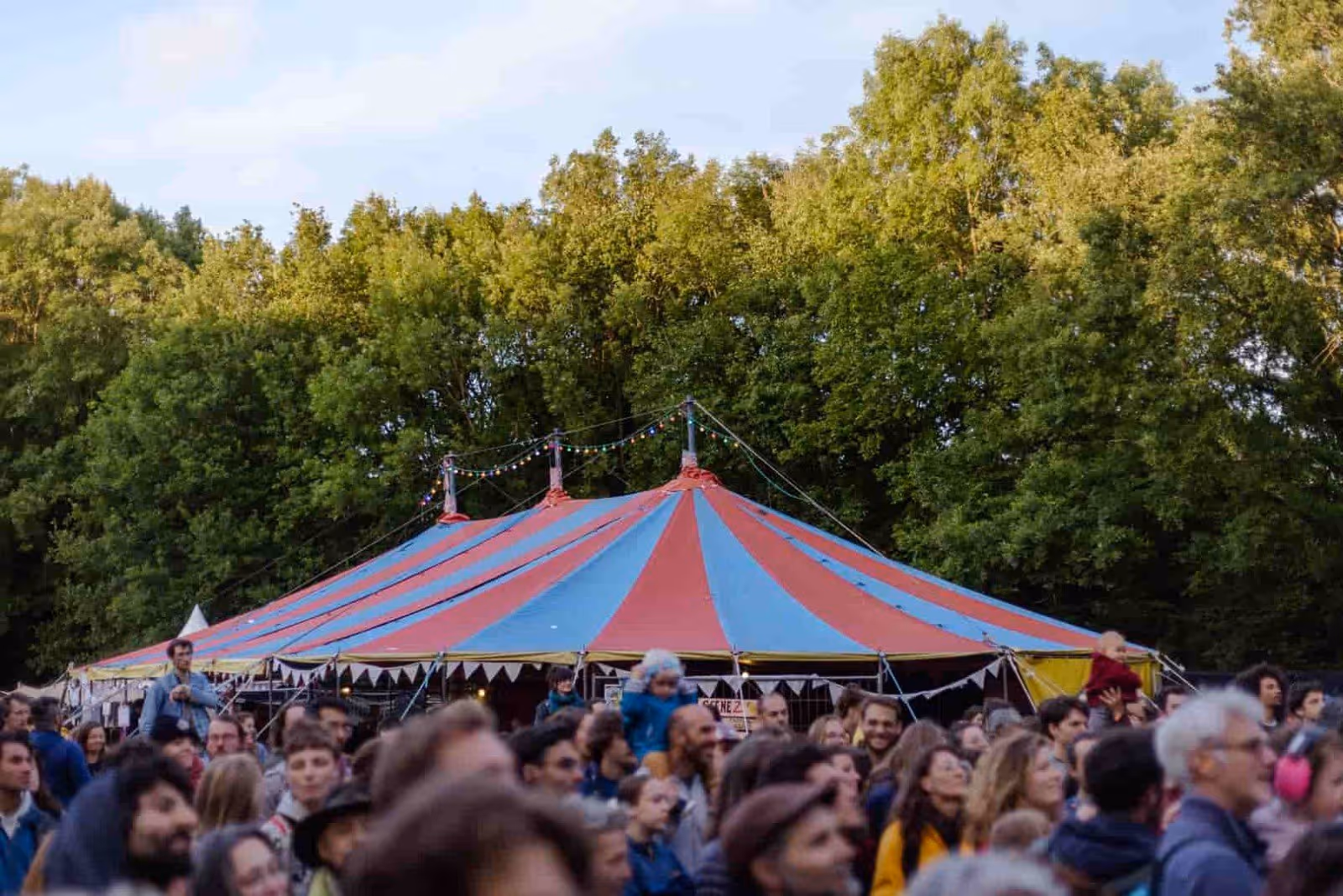la foule des participants au festival les palourdes devant un concert