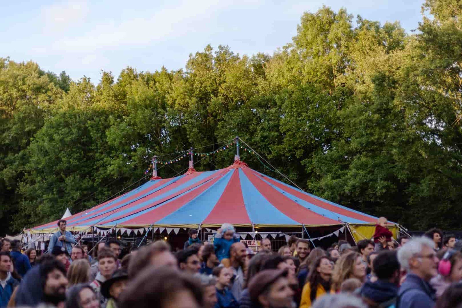 la foule des participants au festival les palourdes devant un concert