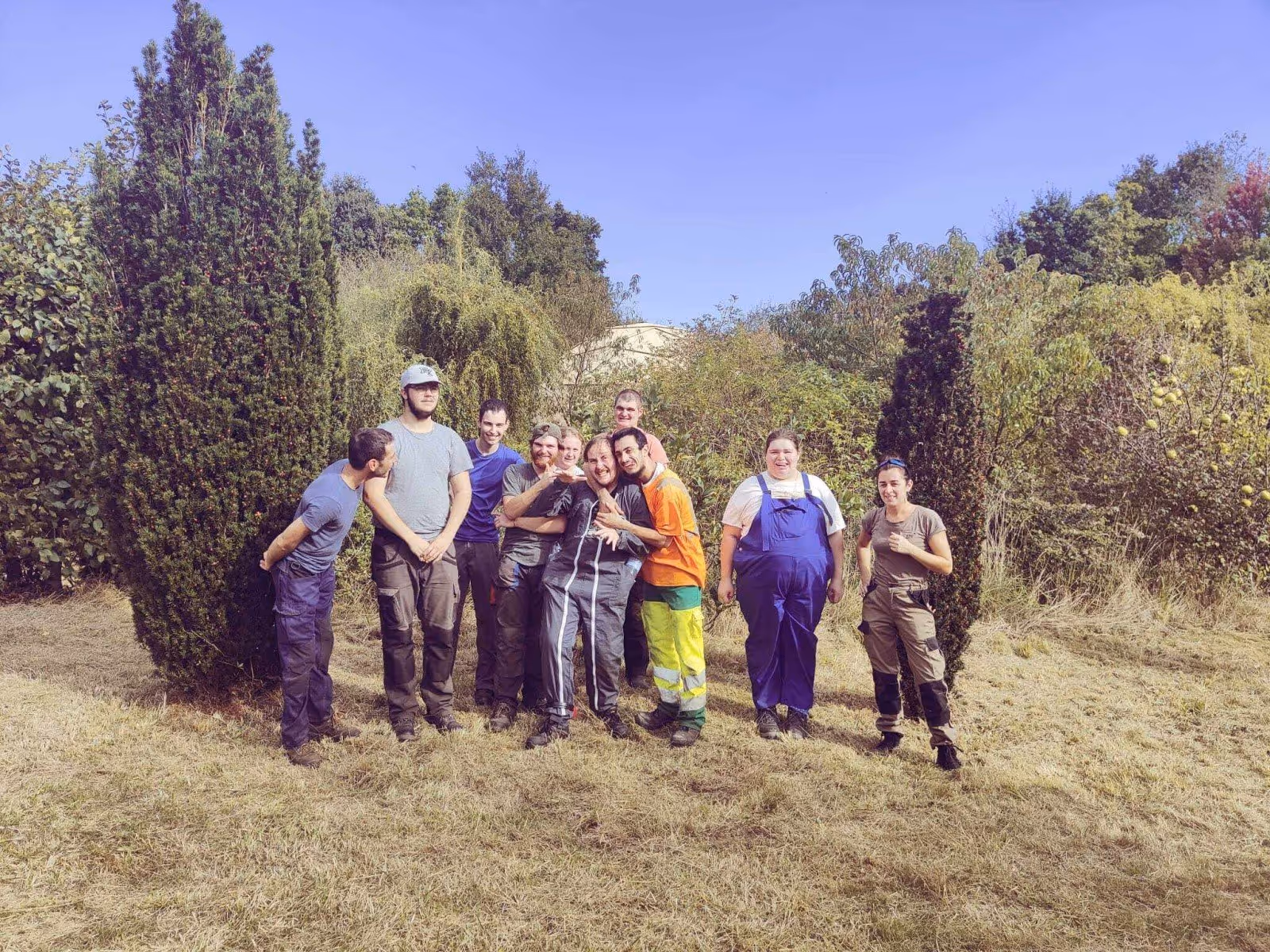 l'équipe de jeunes de l'IME qui soutient l'association pour entretenir le jardin de l'Écocentre 