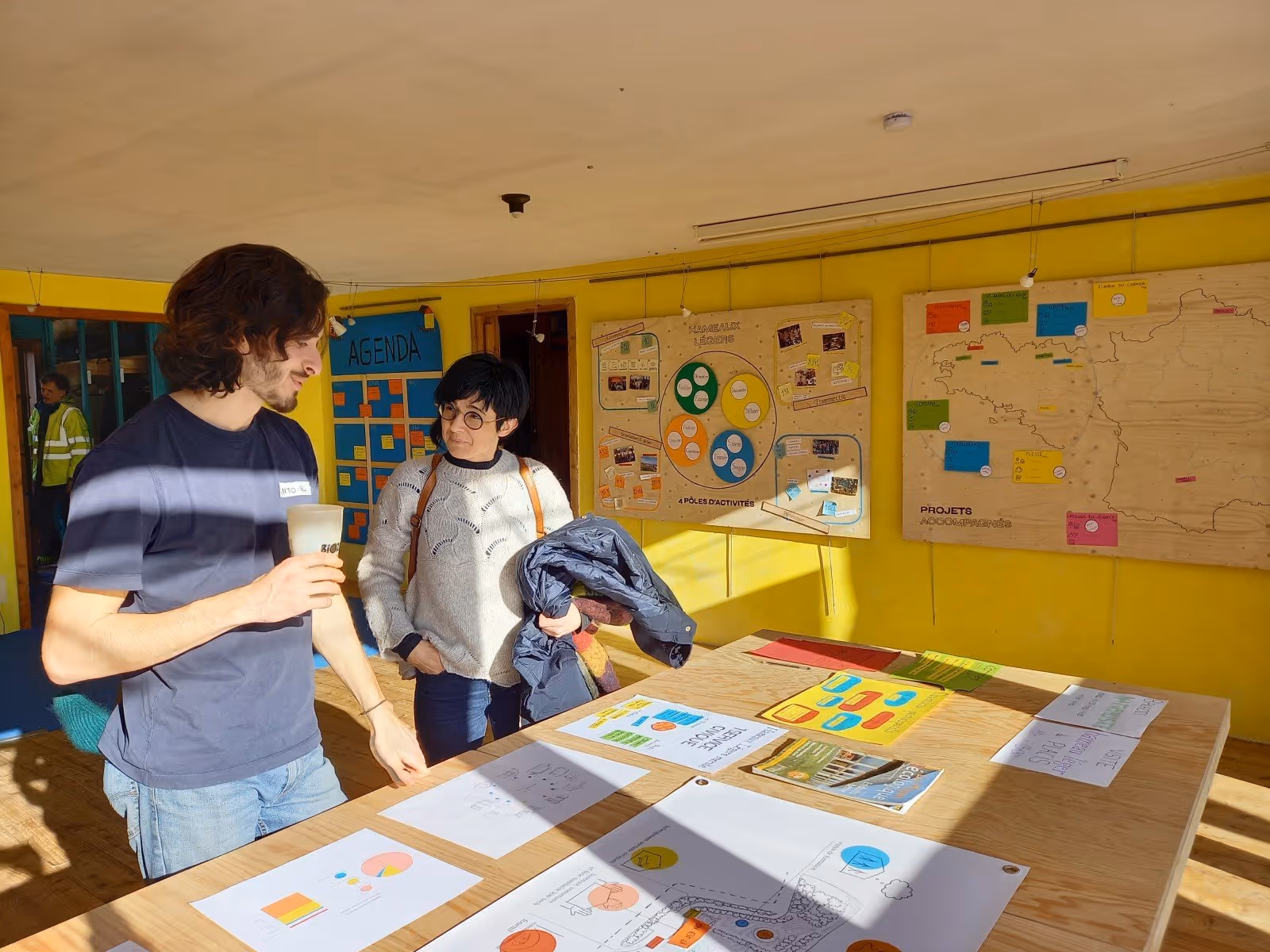 présentation de plans, infographies, missions de l'association à l'écocentre hameaux légers