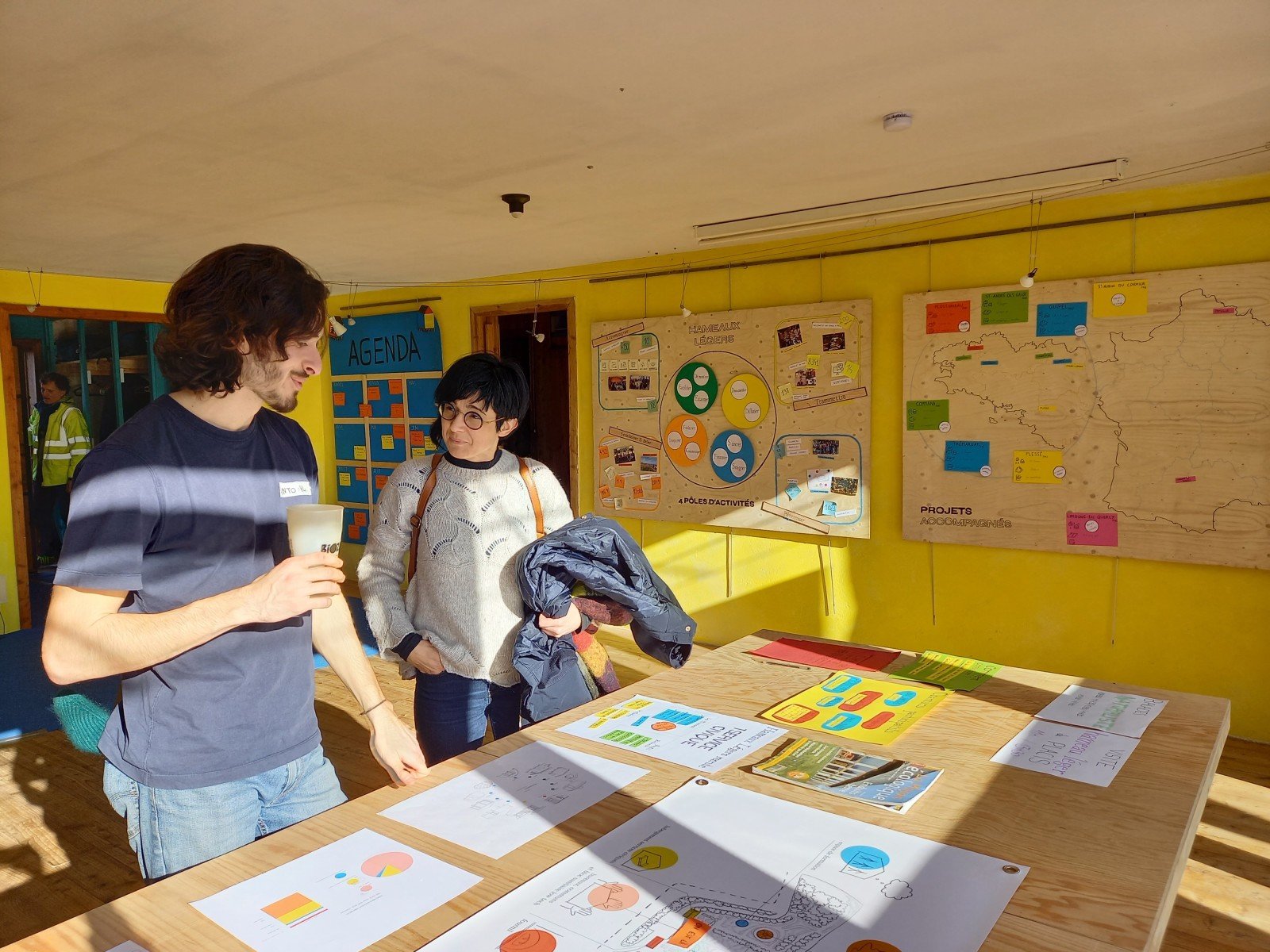 présentation de plans, infographies, missions de l'association à l'écocentre hameaux légers
