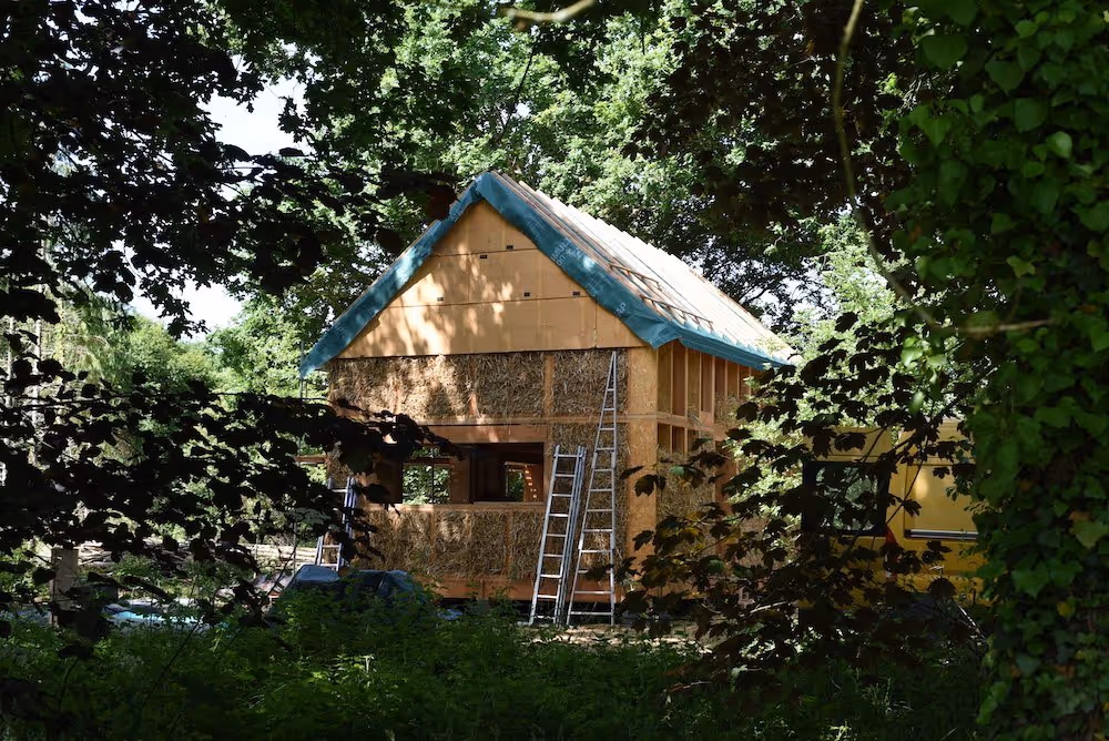 maison en bois installée au hameau léger du placis