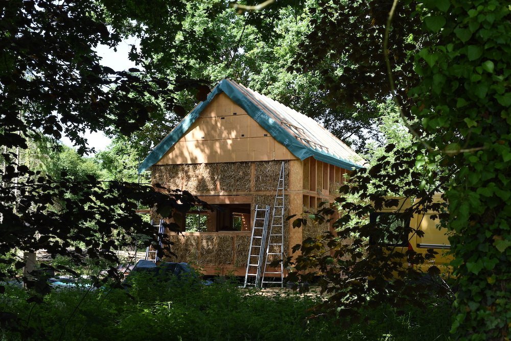 maison en bois installée au hameau léger du placis