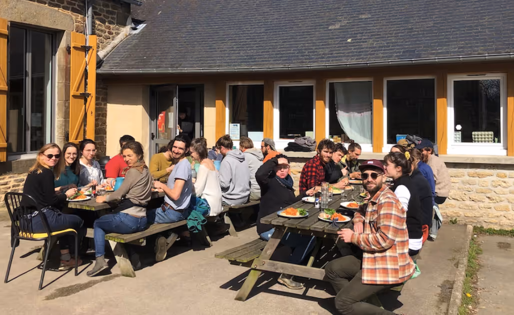 déjeuner de l'équipe hameaux légers à l'éprouvette