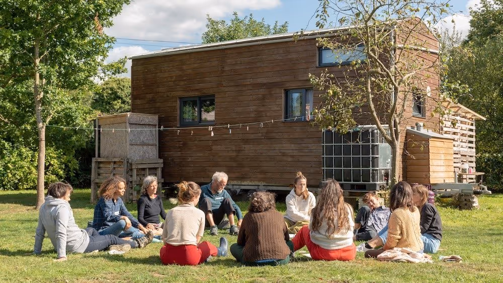 groupe de formation hameaux légers devant une tiny house