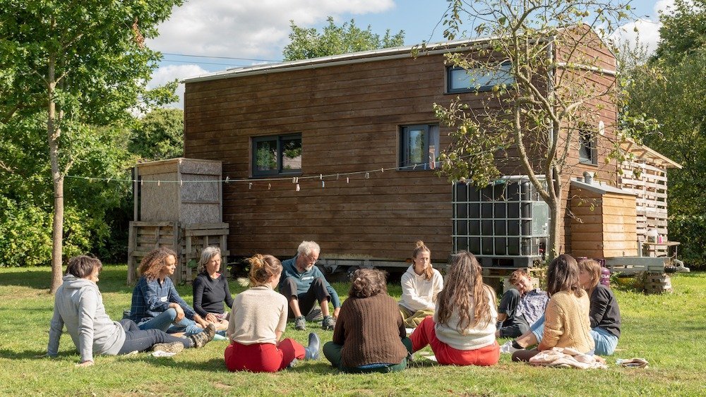 groupe de formation hameaux légers devant une tiny house