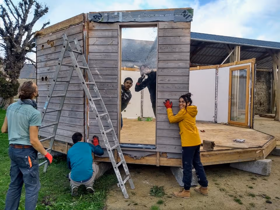 chantier participatif pour monter la maison nomade