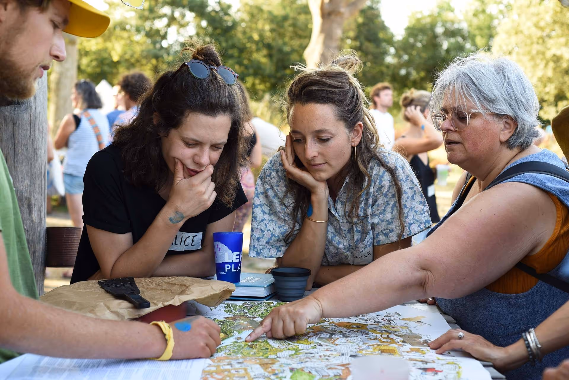 Quatre ambassadeurs et ambassadrices devant un plan d'urbanisme