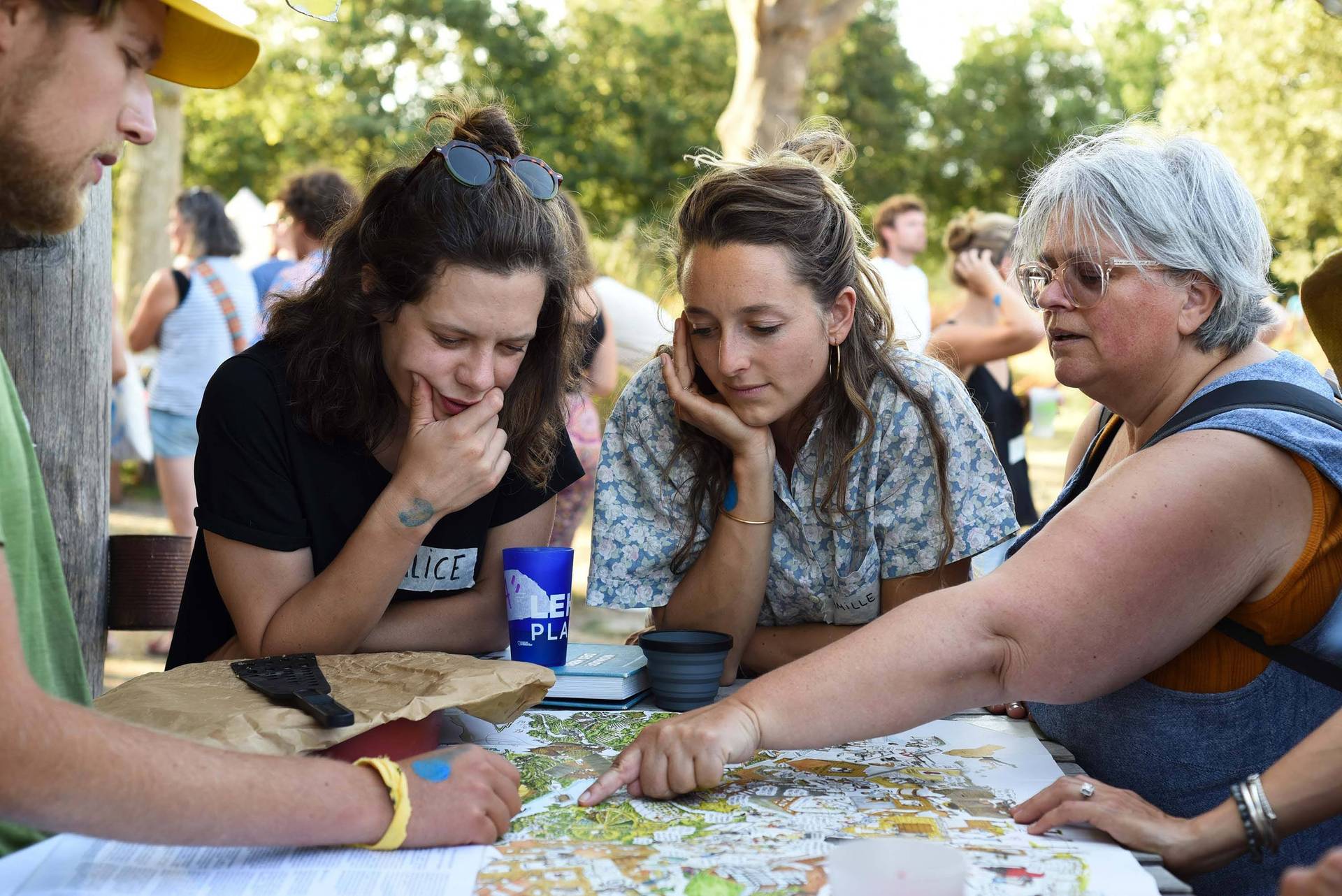 Quatre ambassadeurs et ambassadrices devant un plan d'urbanisme