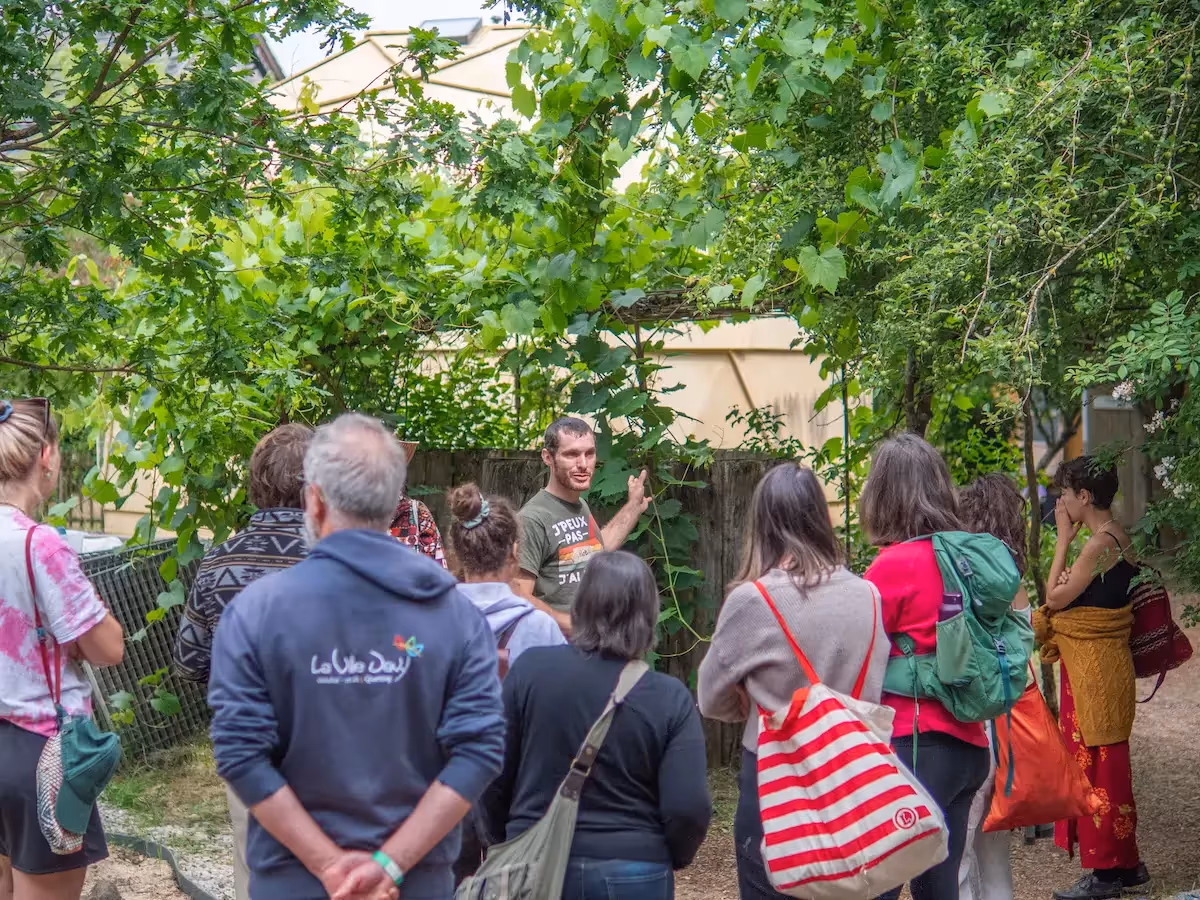 plusieurs personnes pendant une visite du jardin naturaliste de l'écocentre hameaux légers
