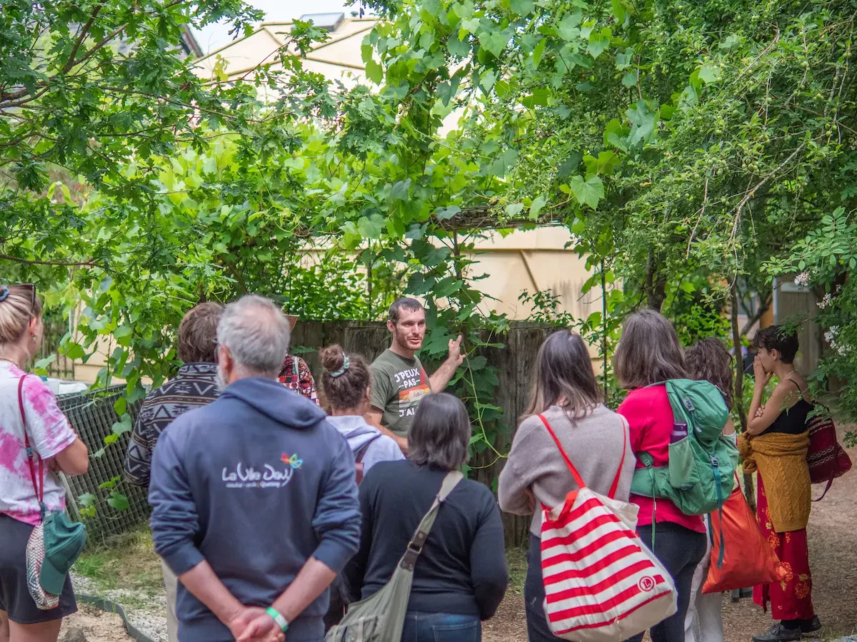 plusieurs personnes pendant une visite du jardin naturaliste de l'écocentre hameaux légers