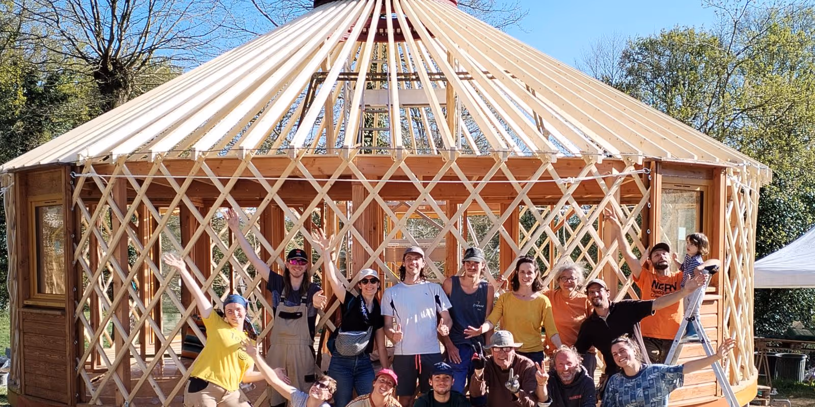 Chantier participatif pour la construction d'une yourte à Guipel