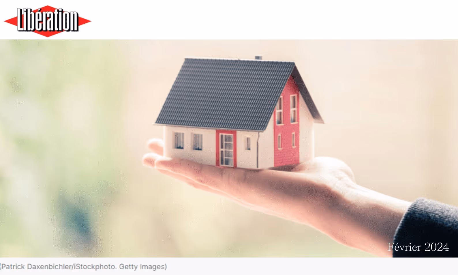 Main tenant une maison dans sa paume