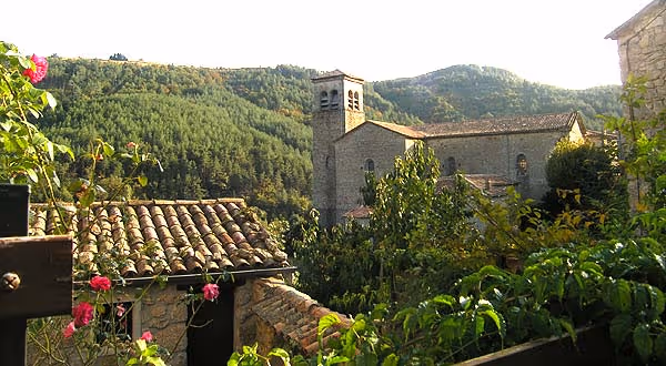 Vue du centre ville de Rocles en Ardèche