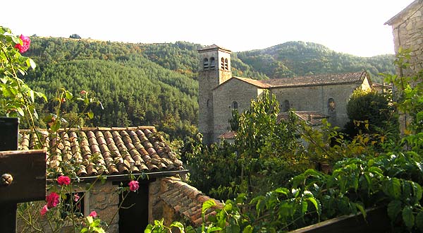 Vue du centre ville de Rocles en Ardèche