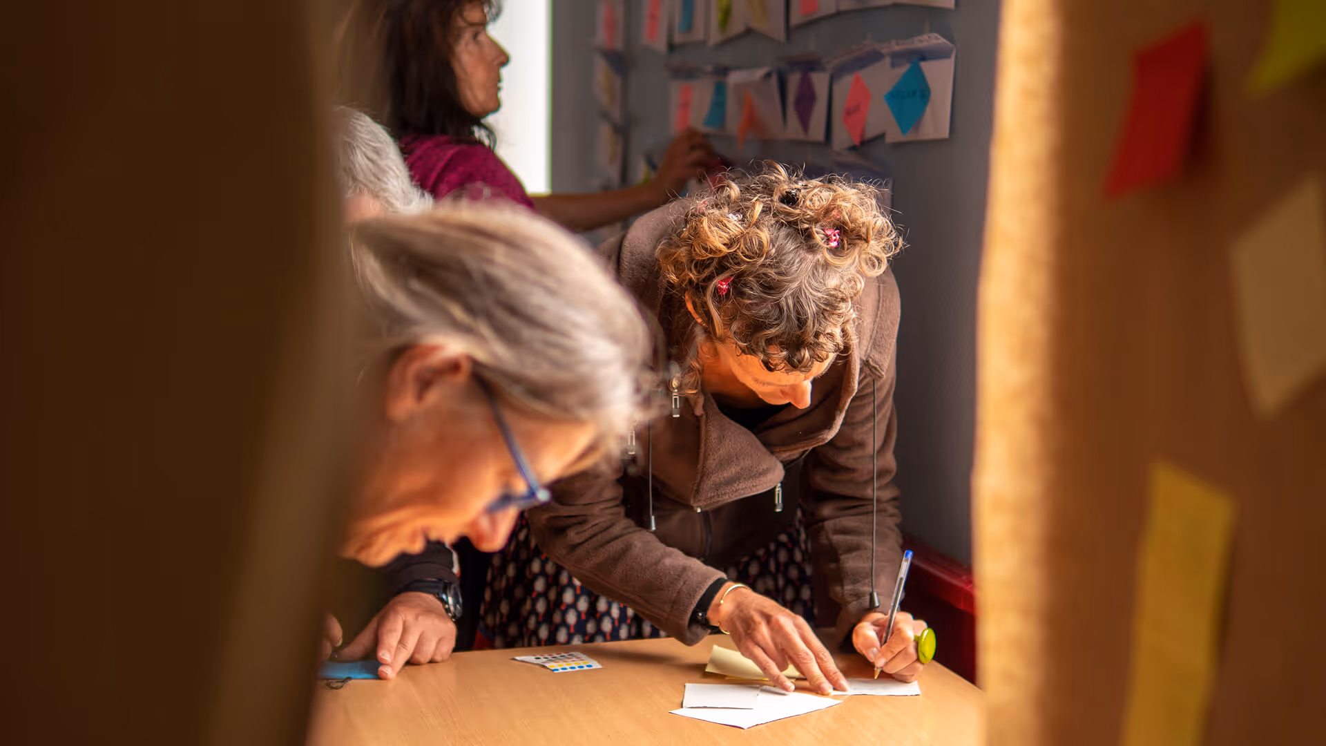 Plusieurs participantes à une formation qui définissent leurs prochains pas dans leur projet de hameau léger