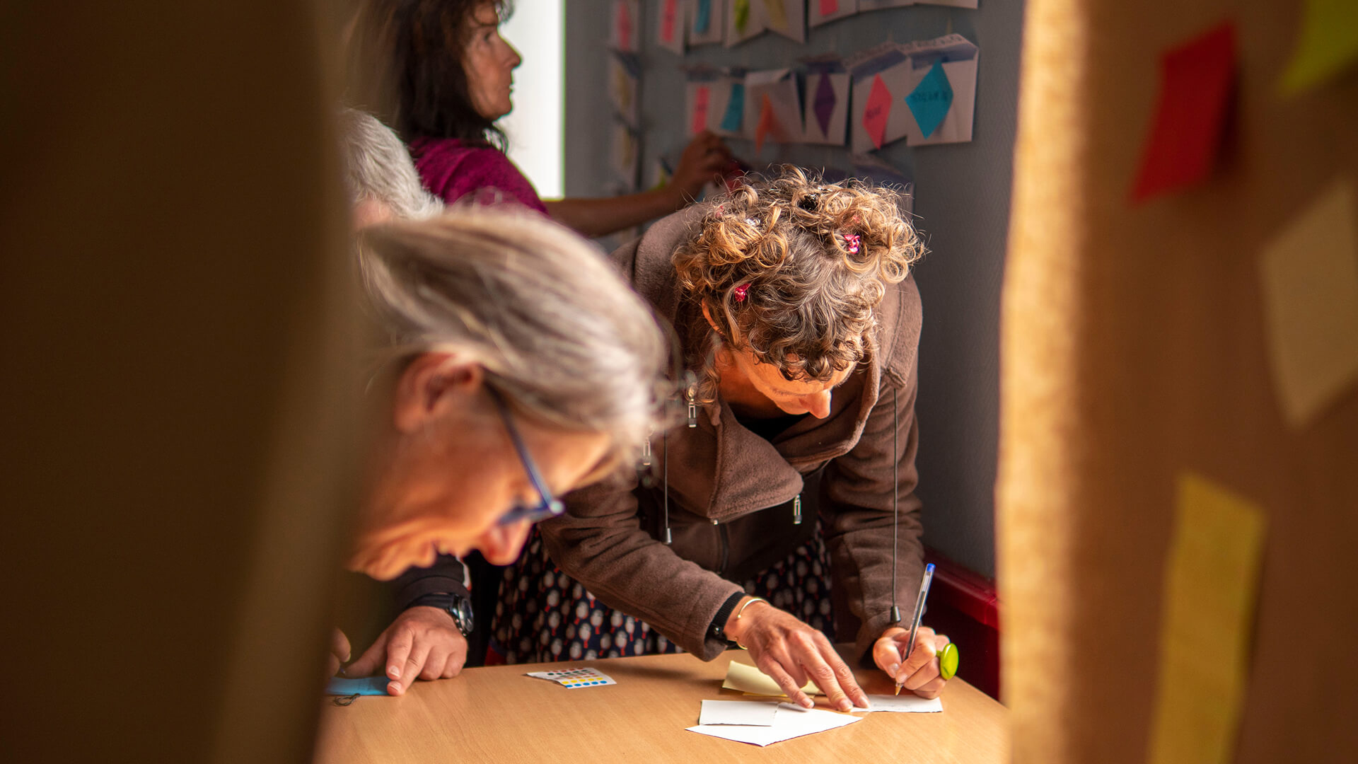 Plusieurs participantes à une formation qui définissent leurs prochains pas dans leur projet de hameau léger