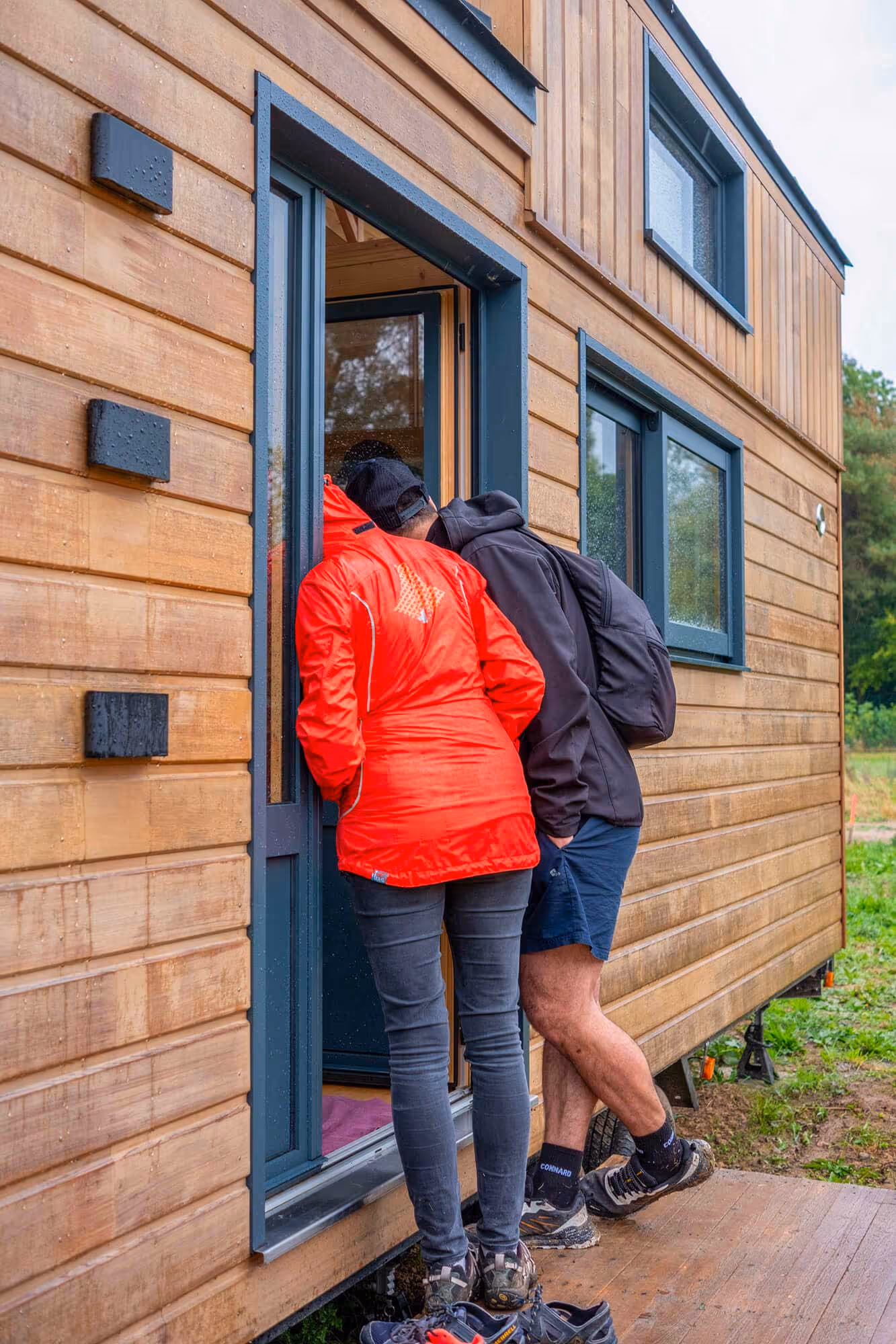 Deux visiteur·ses lors de portes ouvertes