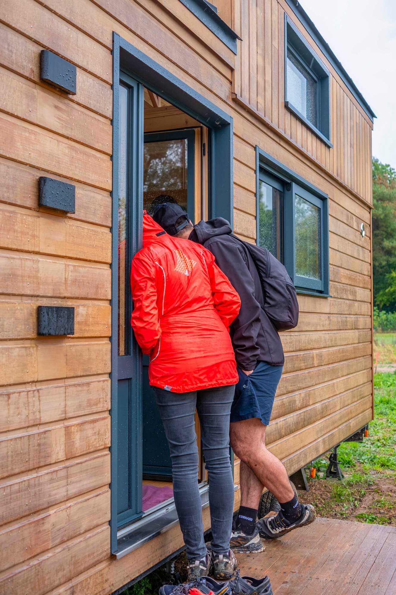Deux visiteur·ses lors de portes ouvertes
