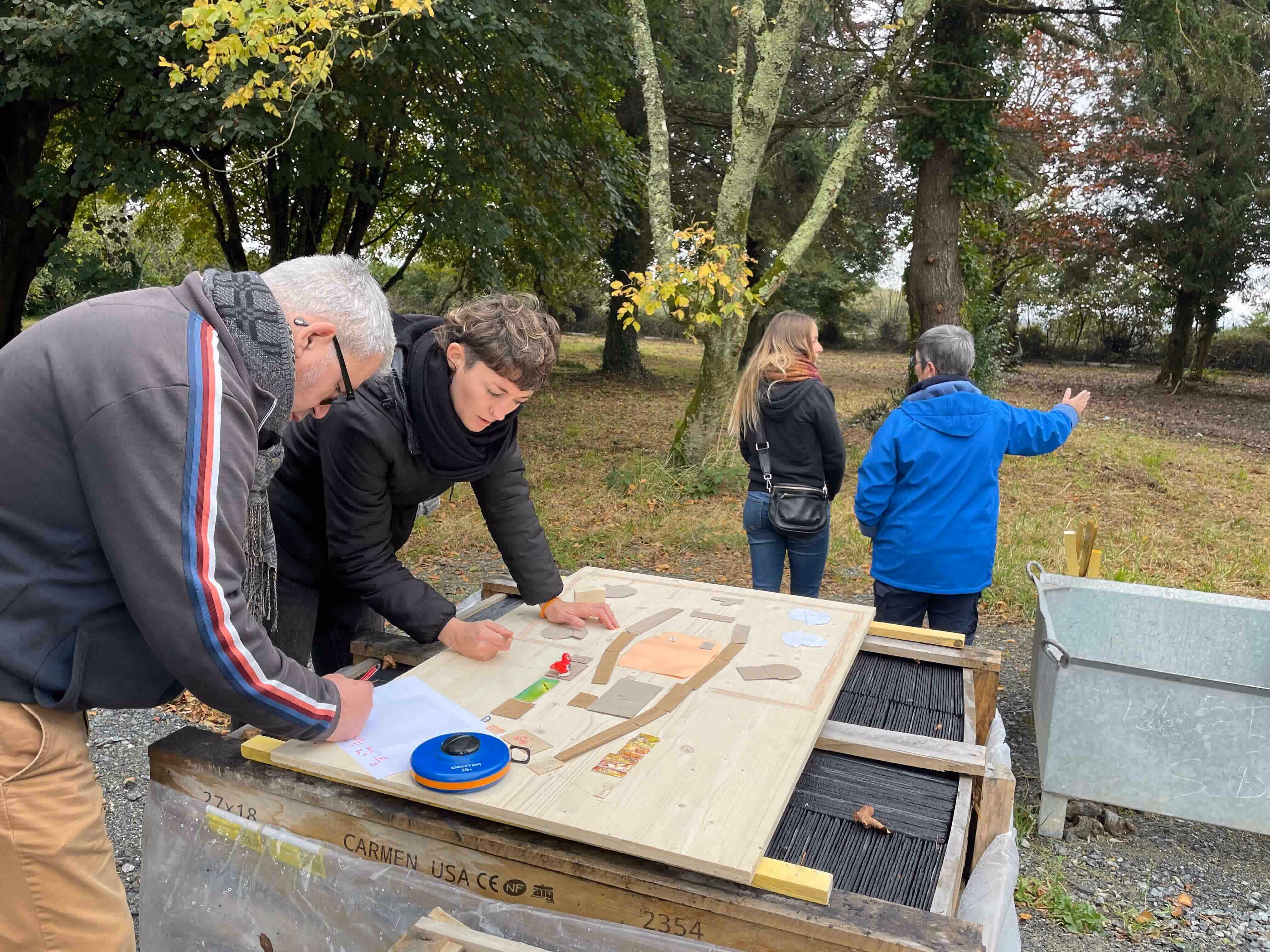 Collectif travaillant sur l'aménagement du terrain