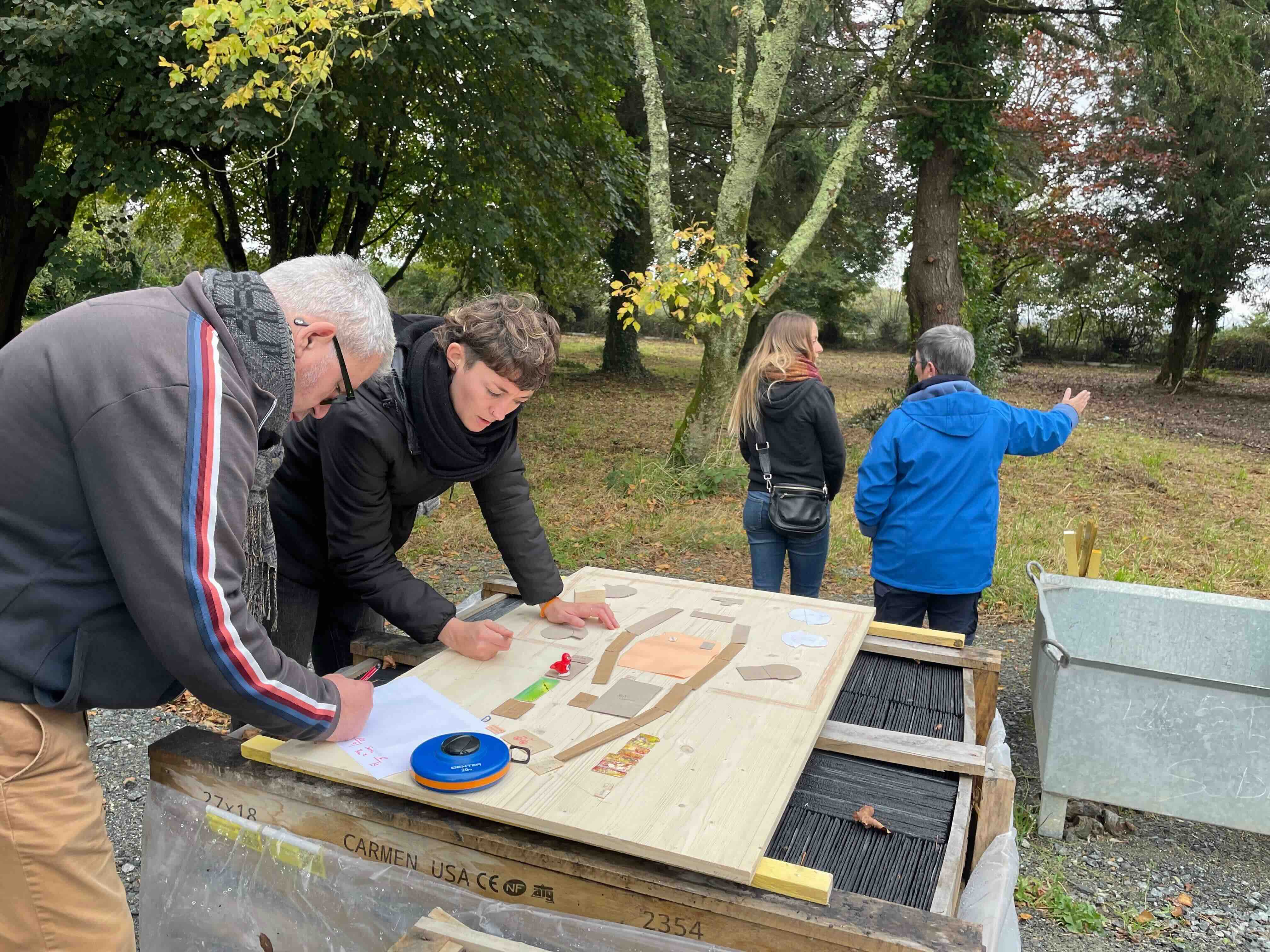 Collectif travaillant sur l'aménagement du terrain