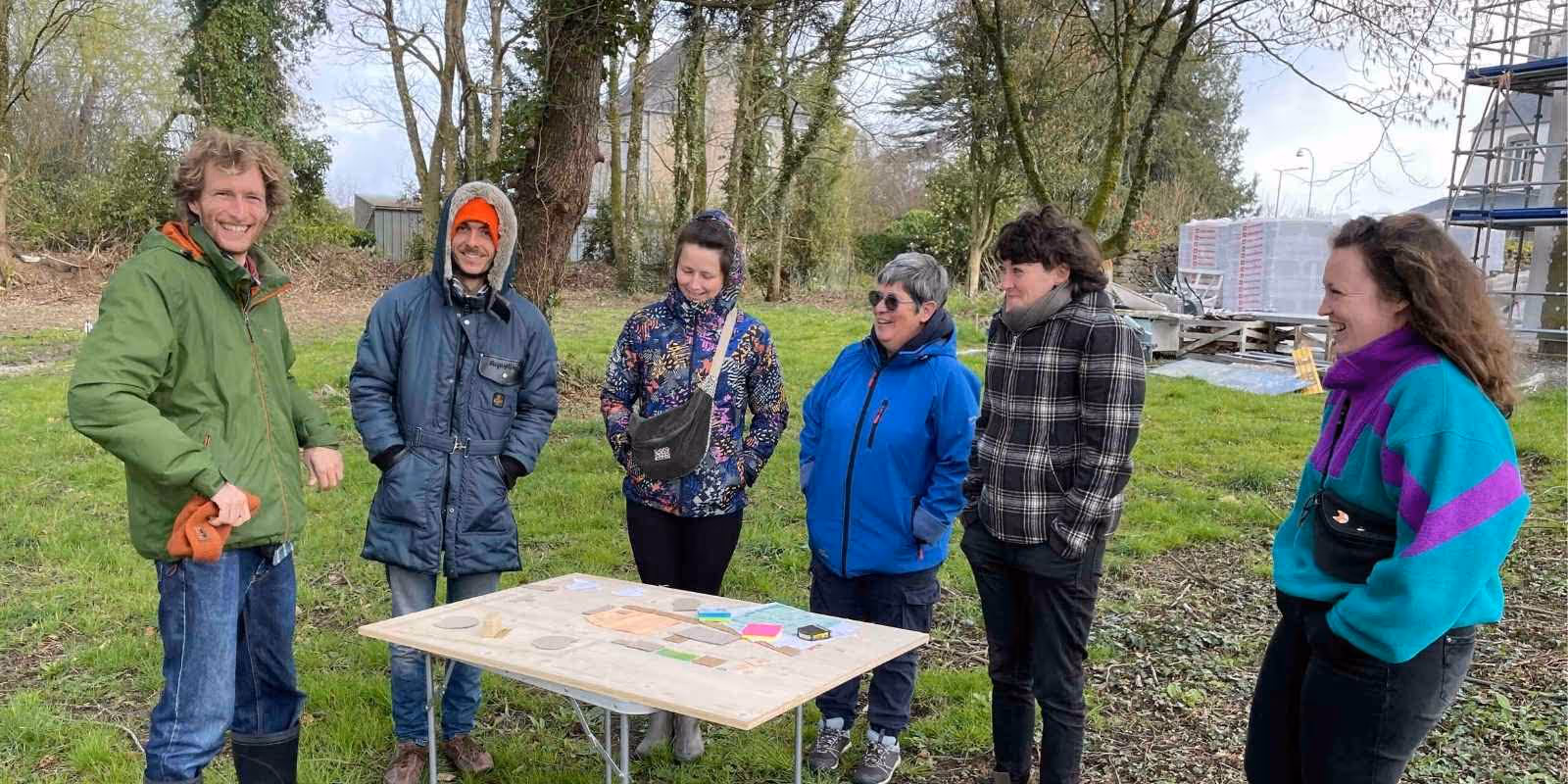 Collectif travaillant sur l'aménagement du terrain