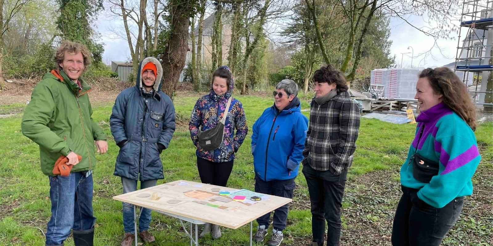 Collectif travaillant sur l'aménagement du terrain