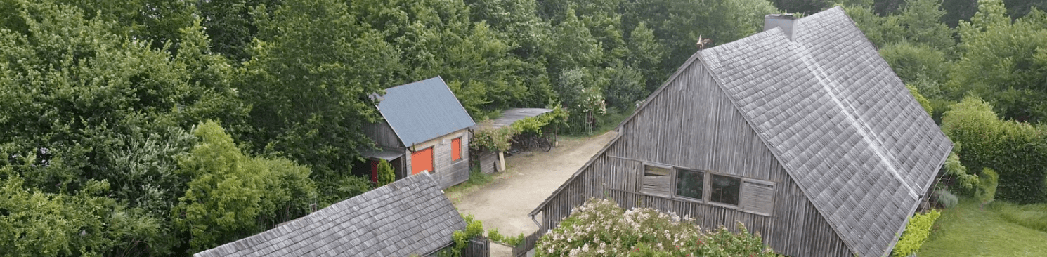 vue aérienne de la maison centrale de l'écocentre hameaux légers