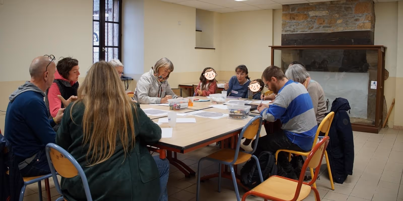 Participants autour d'une table, préparant la présentation de leur projet rêvé.