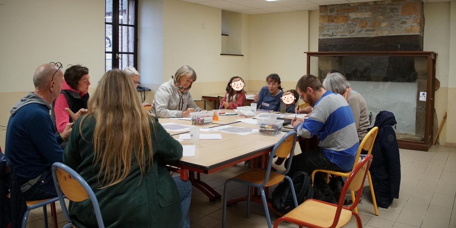 Participants autour d'une table, préparant la présentation de leur projet rêvé.