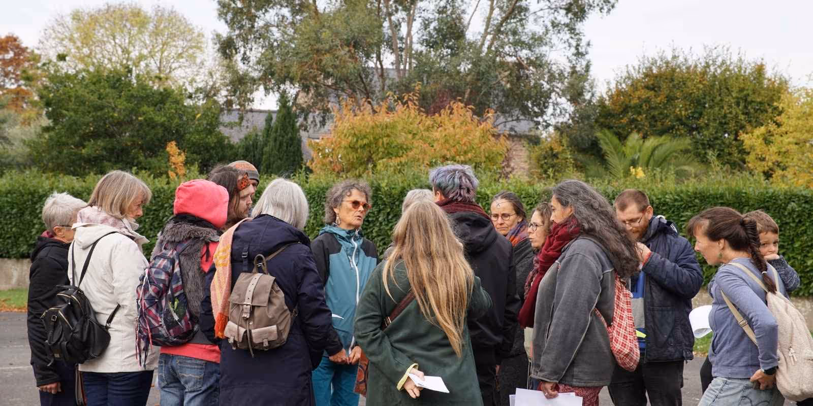 Échanges sur le terrain du hameau léger avec les participants à l'atelier du 18 octobre 2025. 