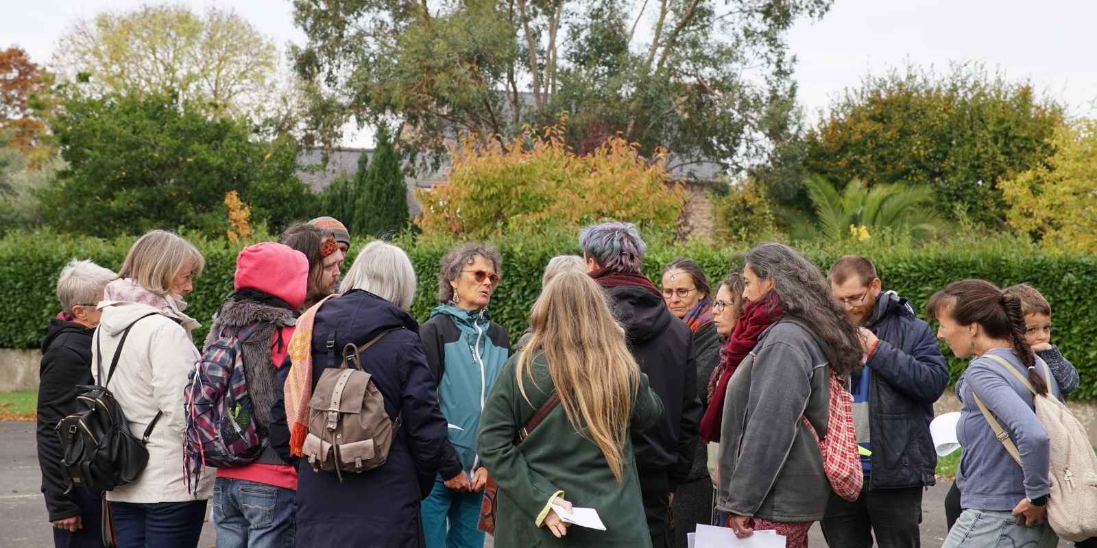Échanges sur le terrain du hameau léger avec les participants à l'atelier du 18 octobre 2025. 