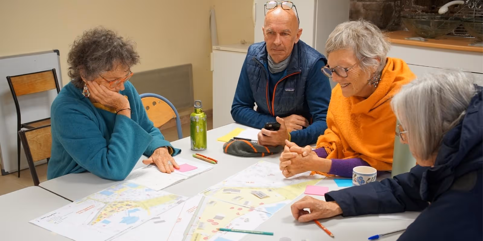 Participants en réflexion autour de l'aménagement du hameau