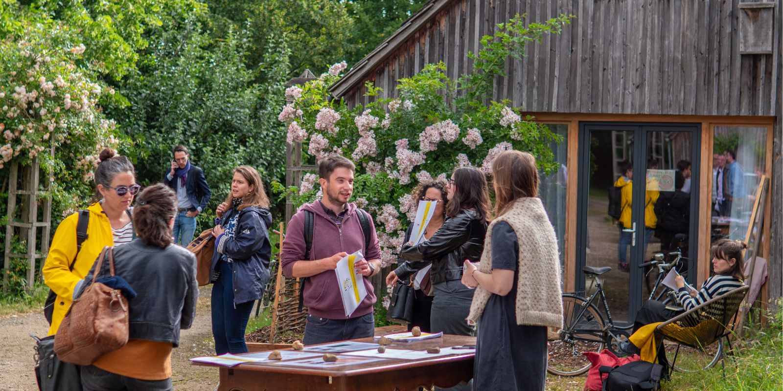 un groupe de personne est accueilli à l'entrée de l'Écocentre Hameaux Légers
