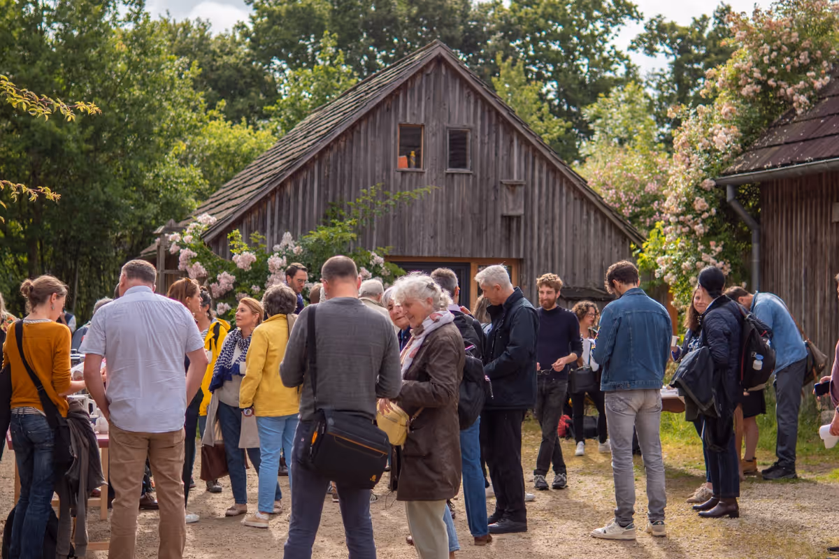 Groupe de personnes dans la cours de l'Écocentre Hameaux Légers