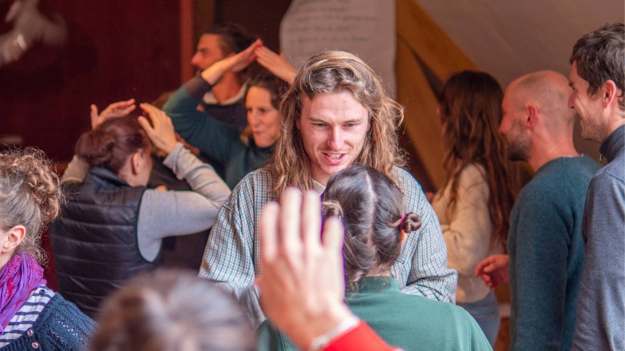 Participant·es d’un speed dating lors d’un événement organisé par Hameaux Légers.