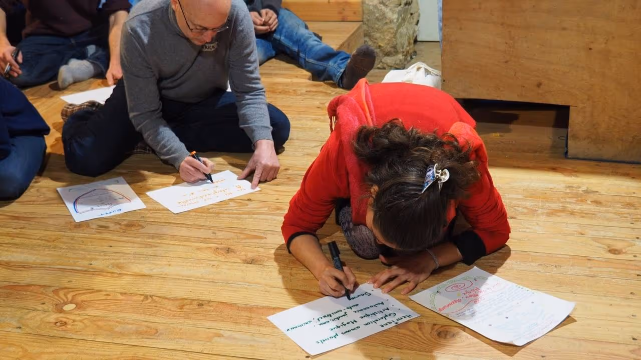Participant·es à un atelier blason individuel.