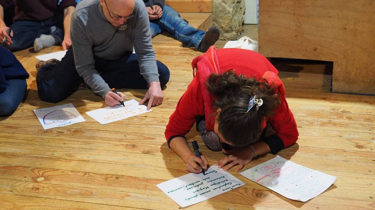Participant·es à un atelier blason individuel.