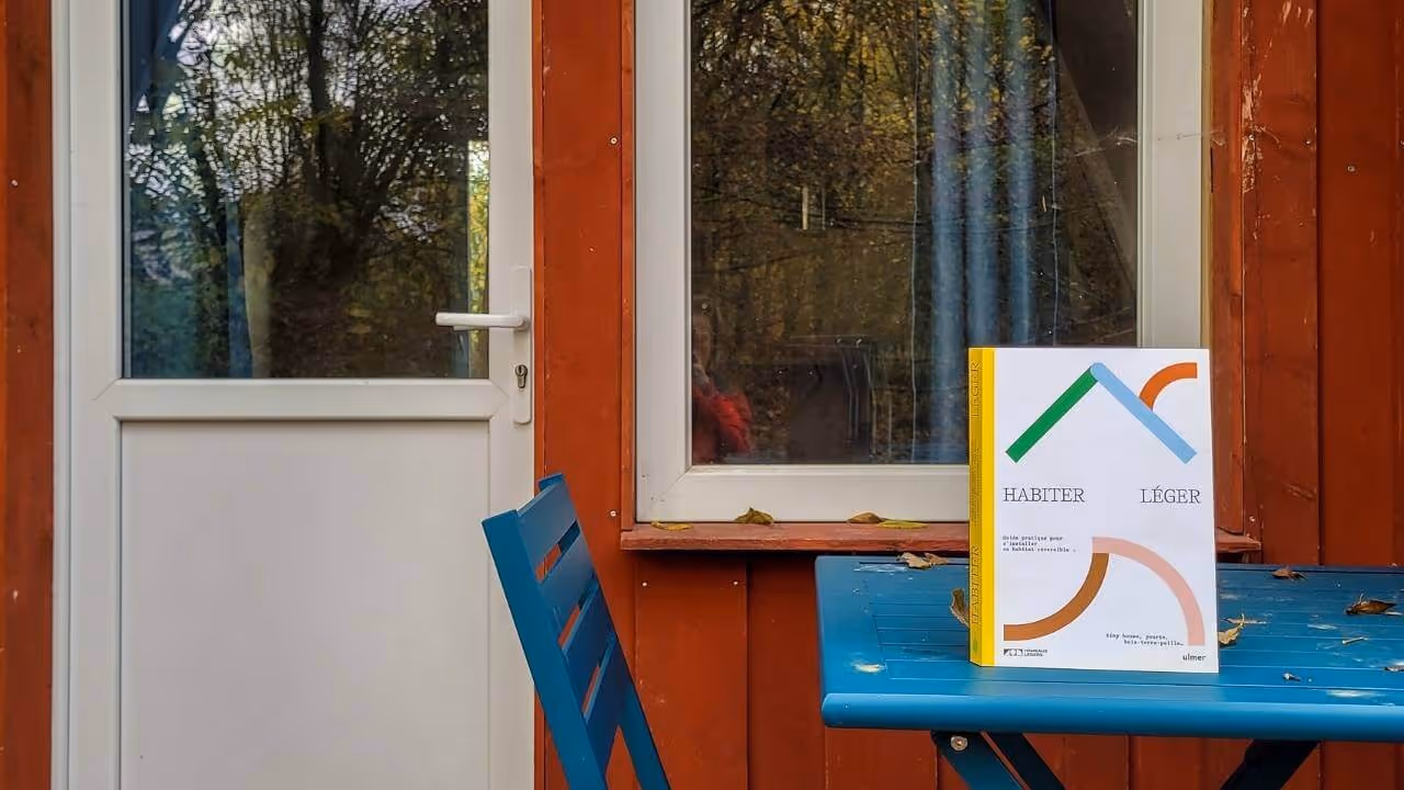 Livre Habiter Léger exposé devant un habitat réversible