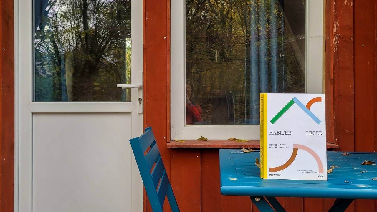 Livre Habiter Léger exposé devant un habitat réversible