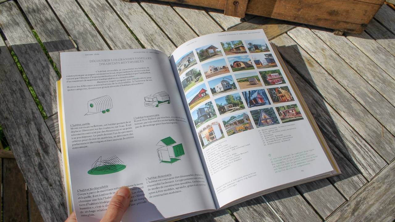 Livre Habiter Léger ouvert sur une table avec une liste des habitats réversibles