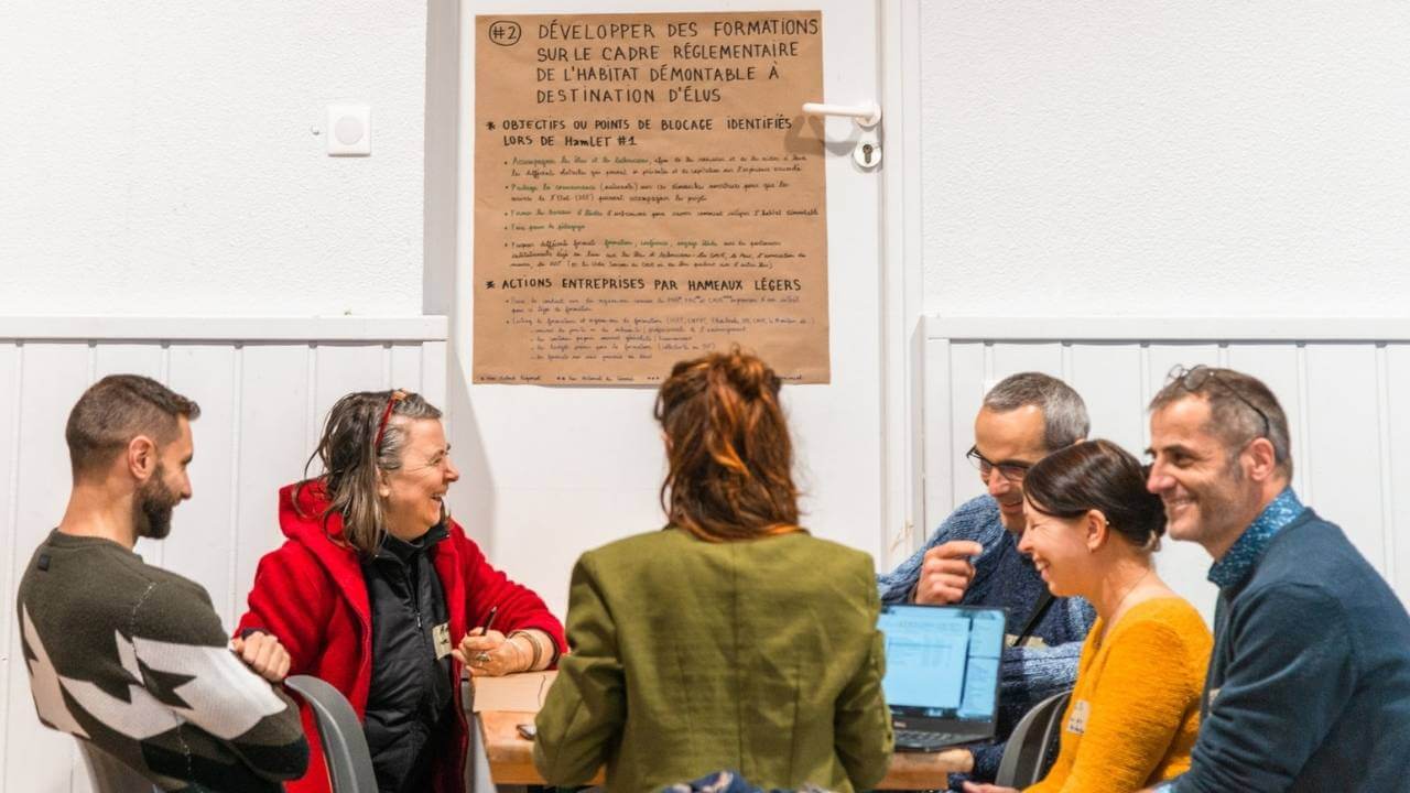 Rencontre d'élu·es lors d'un événement organisé par Hameaux Légers
