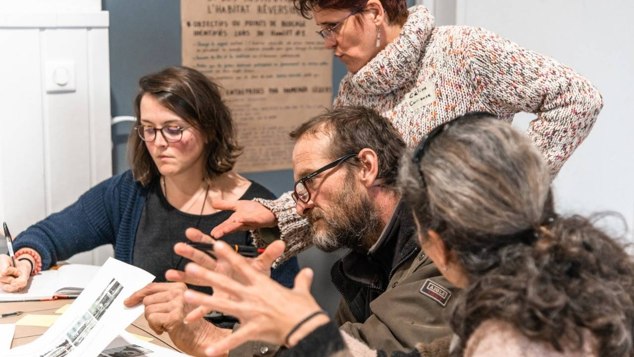 Séance de travail avec des élu·es sur un projet de hameau léger 