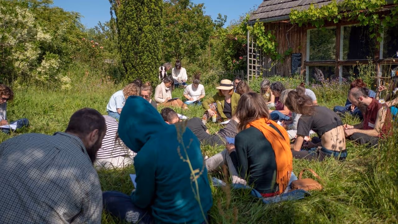 Participantes et participants accompagné·es dans visualisation guidée par une accompagnante de Hameaux Légers